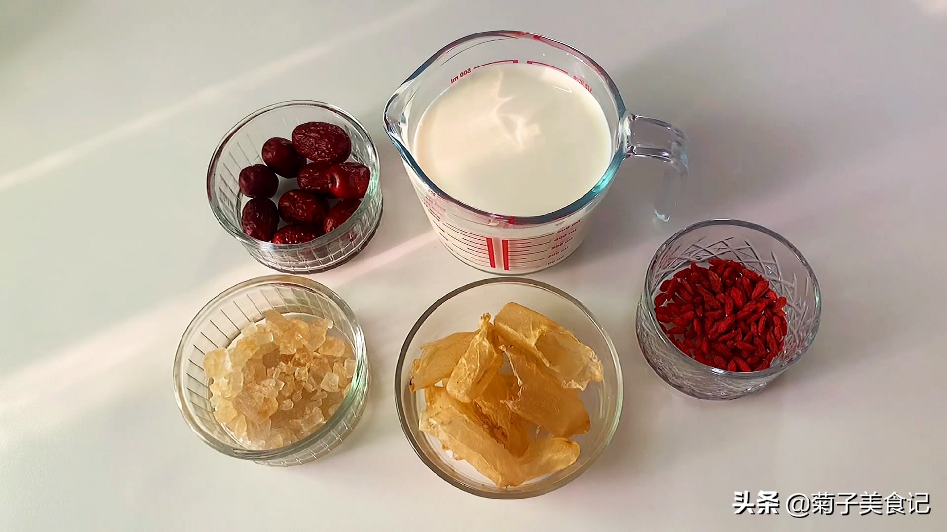 三月女人节带你制作几款美颜甜品,做个美味的花胶炖牛奶