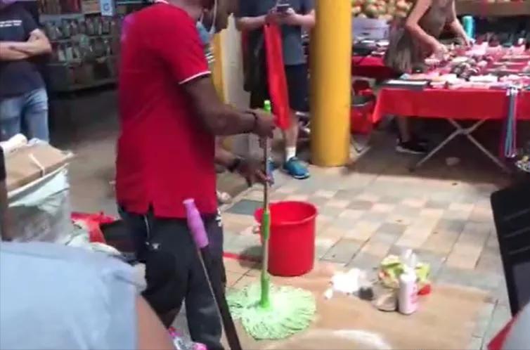 印度小伙街头买水果,印度街头小伙卖饮料