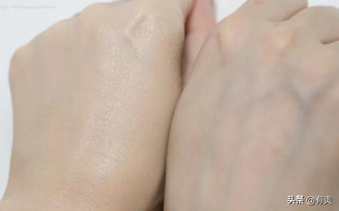 干皮、油皮、痘痘肌看过来!亲测不卡粉、不脱妆的粉底液指南!