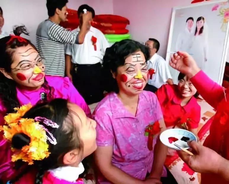 就不能好好结个婚吗？新郎被人用胶带绑路灯杆上泼调料，为啥？