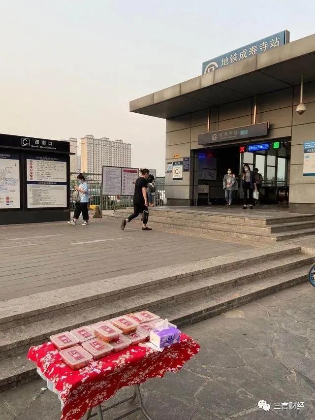 现在摆地摊卖什么最火最赚钱呀,摆地摊到底有多赚钱