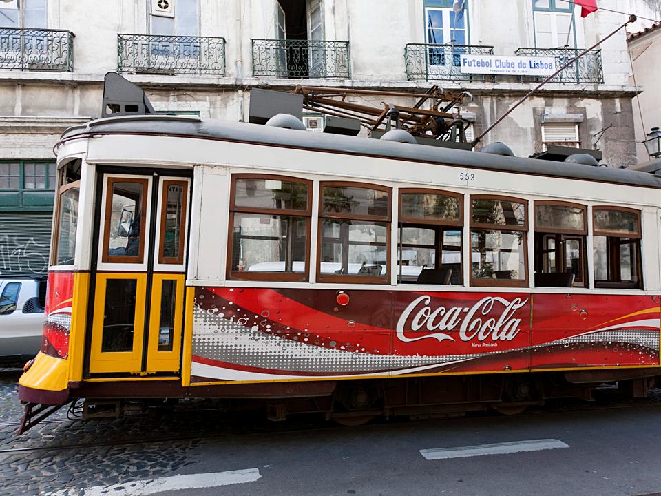 可口可乐透过瓶子看世界,可口可乐在中国的第一个广告