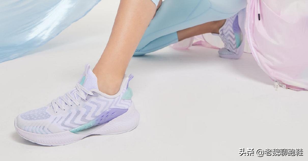 不看品牌看档次的表,adidasub跑鞋性价比推荐