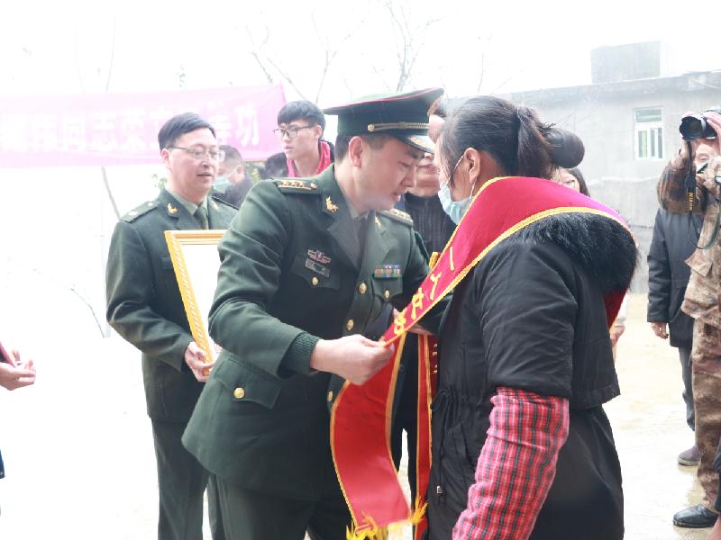 捷报雨中来苗寨齐欢腾