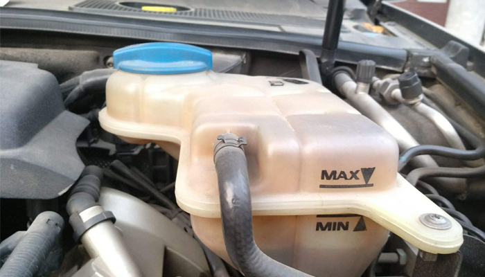 打开发动机舱看什么,打开发动机舱为啥能看见地面