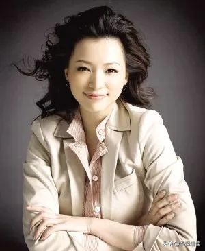 董卿从开始到结束春晚回顾,董卿退出央视后现在做什么呢