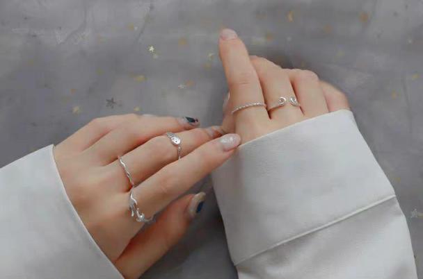单身女生右手中指戴戒指什么意思,为什么单身女孩右手无名指戴戒指