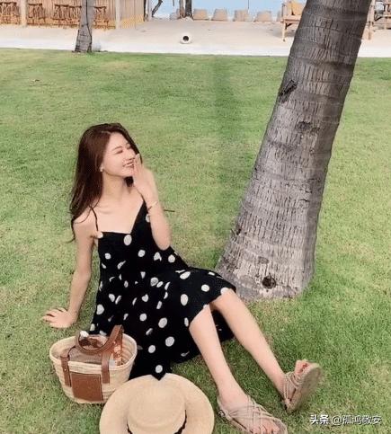 温婉坐草坪上被拍到，脚上的“40码”大脚吸引眼球，都怪草编鞋
