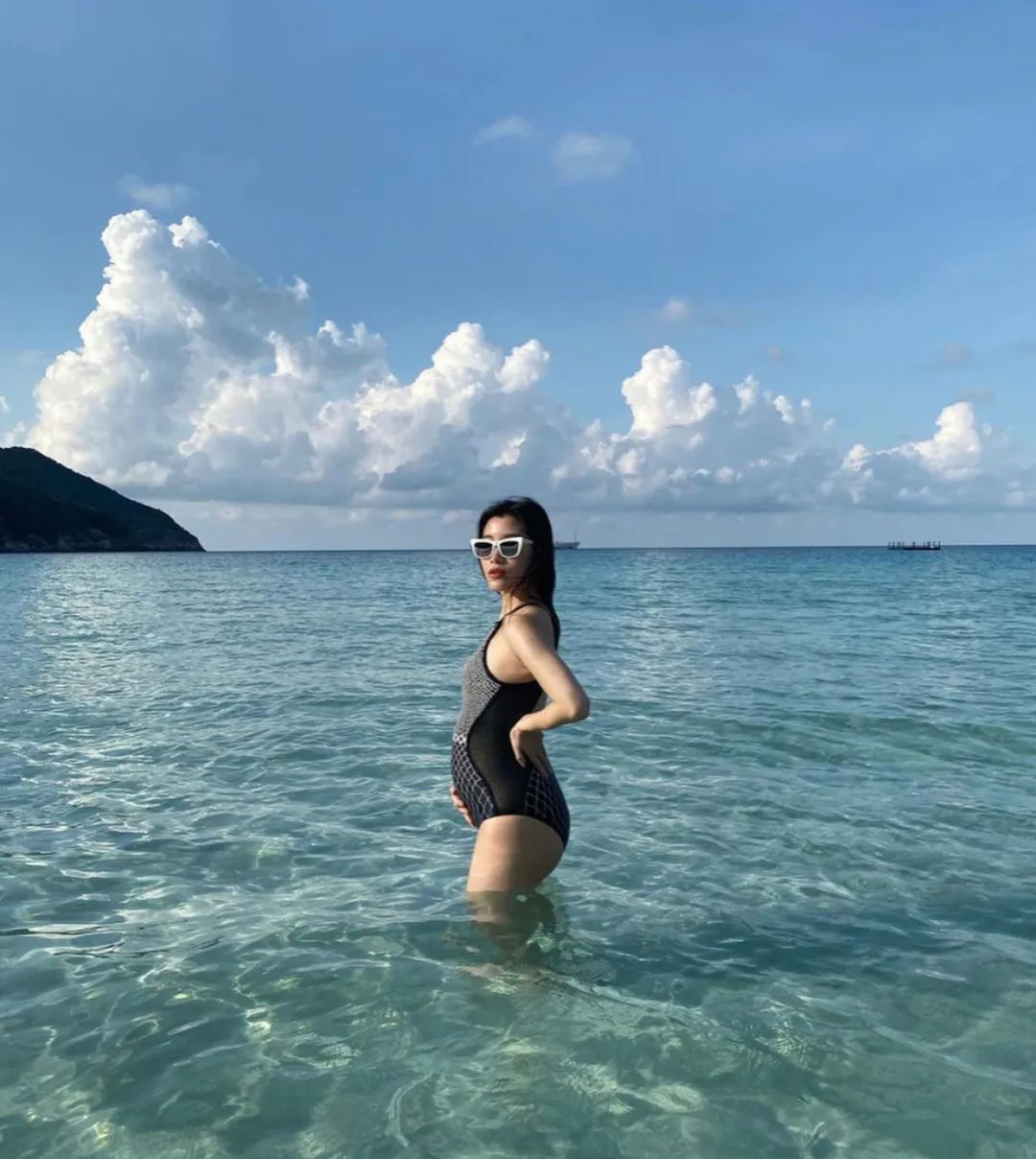 何超盈与何超英很像,何超盈女儿和奚梦瑶