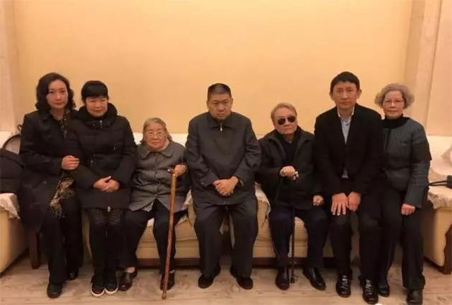 记者拍下照片，方知他是主席外孙，在亚运村当服务员拒绝组织帮助