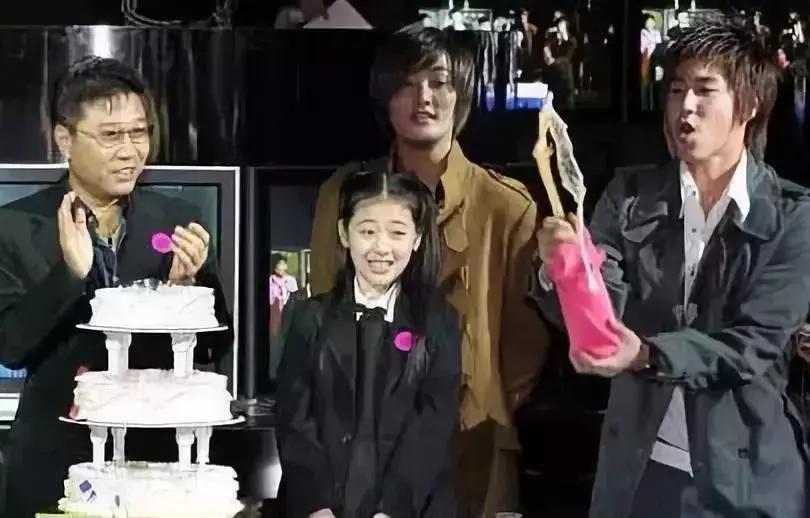 她骂脏话、拍性感床照、仙女人设崩塌，但人们依然爱她