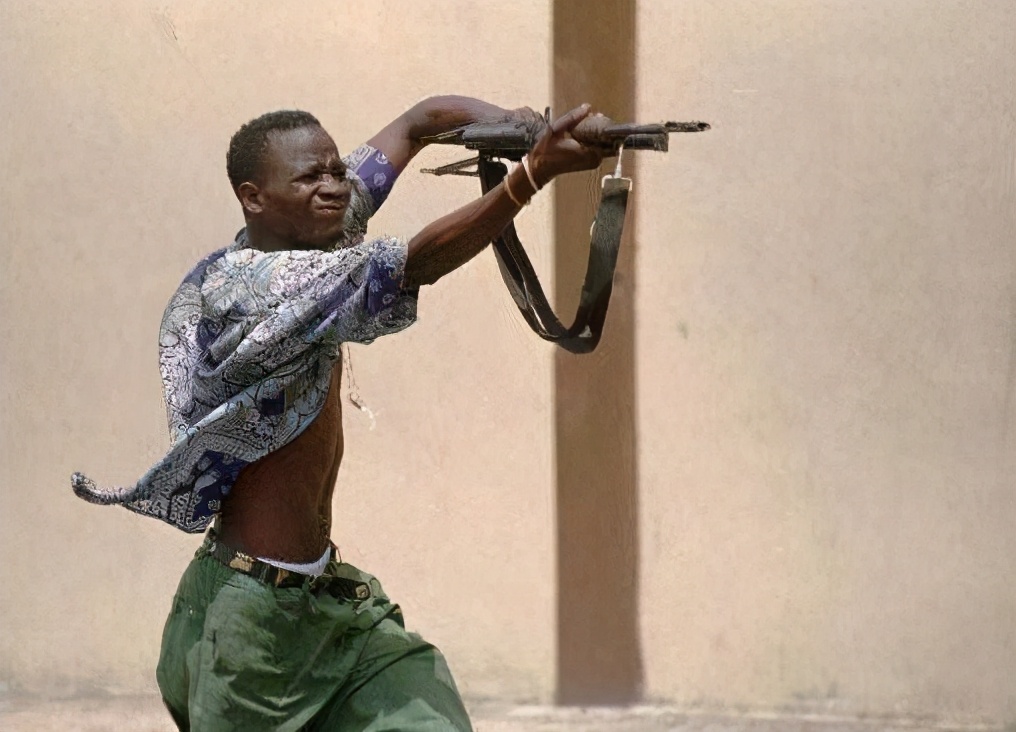 非洲大叔教你压枪！超过头顶的豪放射击，几万发*弹子**都打不死人