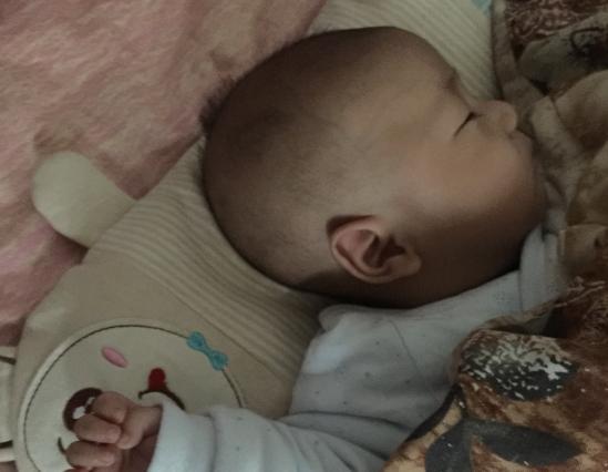 宝宝出生后睡婴儿床还是跟妈妈睡,出生的婴儿要不要睡枕头