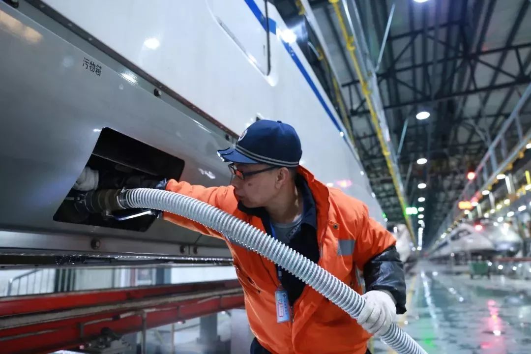 被人视为神物舔食的“天上蓝冰”，其实是飞机侧漏的排泄物