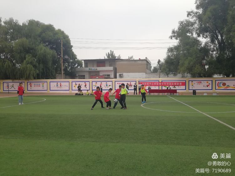 渑池县洪阳小将亮风彩，足球联赛展英姿