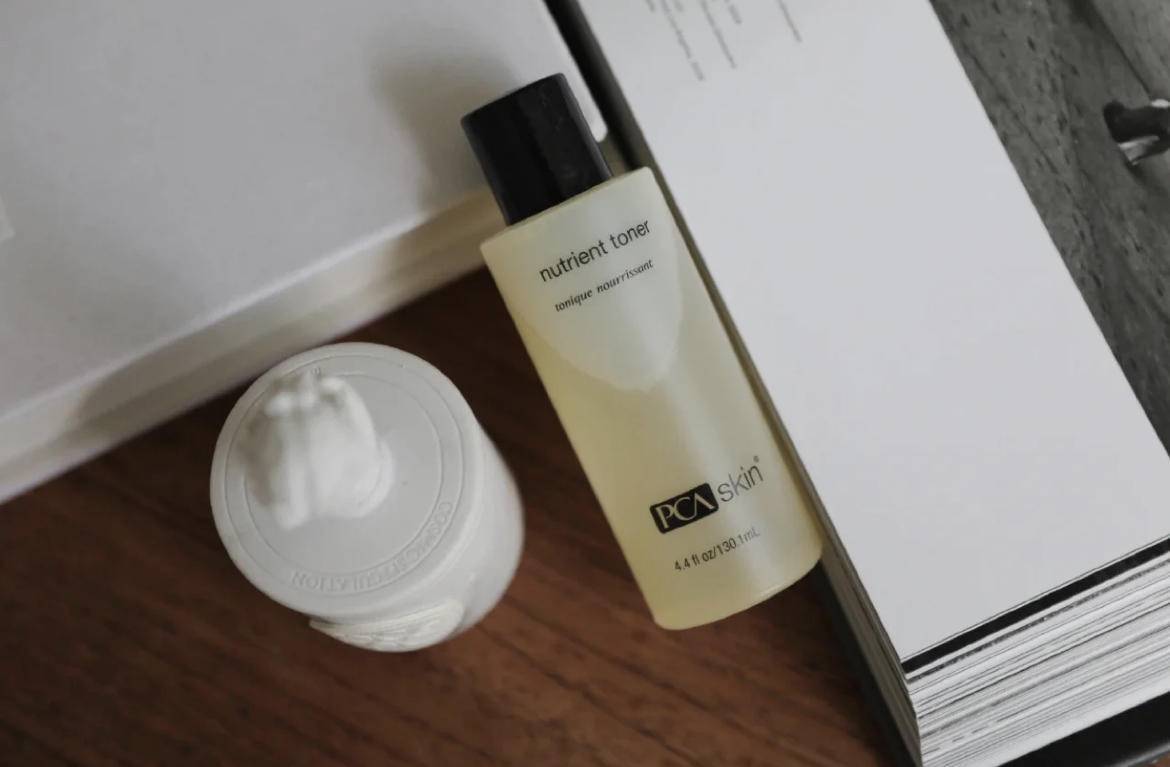 脸上有个光滑不痛不痒的小疙瘩,脸上皮肤粗糙长疙瘩是怎么回事