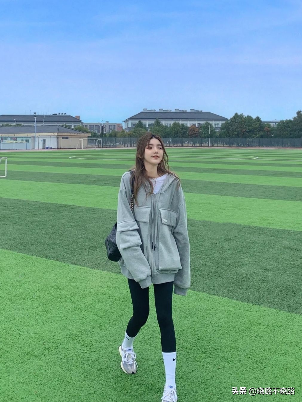 百搭洋气卫衣鲨鱼裤,卫衣鲨鱼裤穿搭女冬季搭配高级感