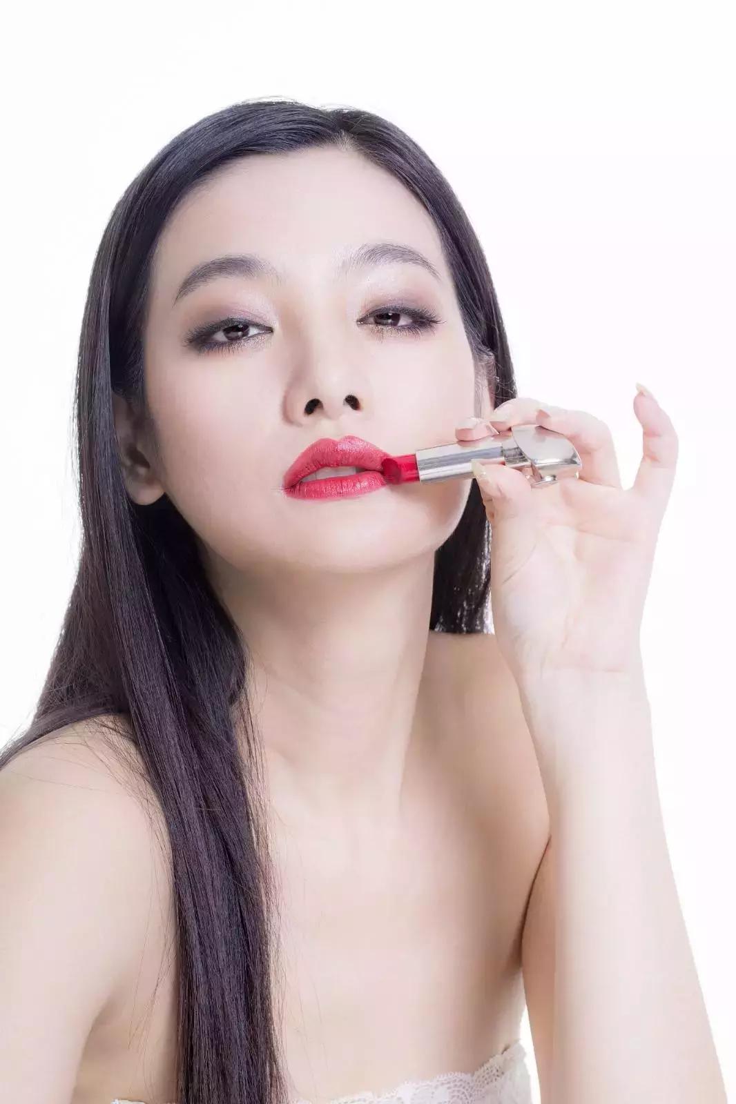 脸上起皮怎么化妆,脸上起皮干燥化妆不服帖怎么办