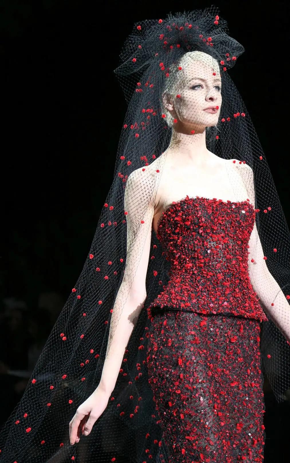 女明星红毯造型少不了它？网友：论优雅，还得是Armani的设计