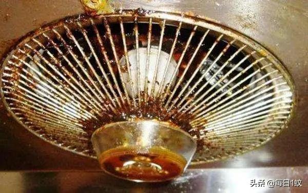 小妙招油烟机重油污怎么快速去除,油烟机怎么摘下来清洗油污最有效