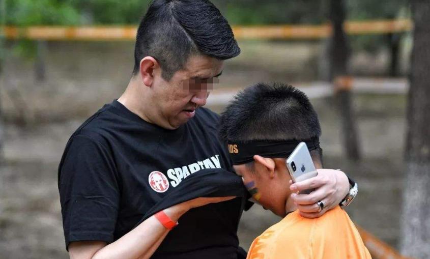 爸爸和女儿下五子棋谁赢了,爸爸问女儿五子棋谁赢了