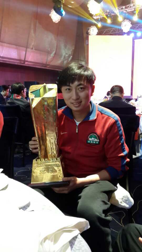 站在唐尧东身旁的他：离开建业投身青训，为河南足球造人才