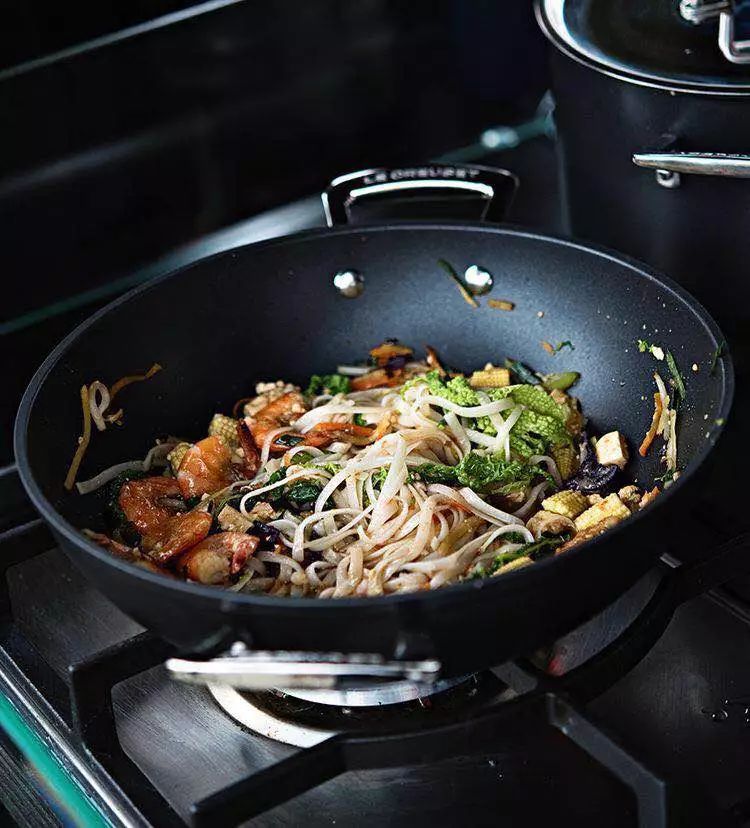 菜锅炒菜总是糊底,铁锅炒什么菜都粘锅怎么办