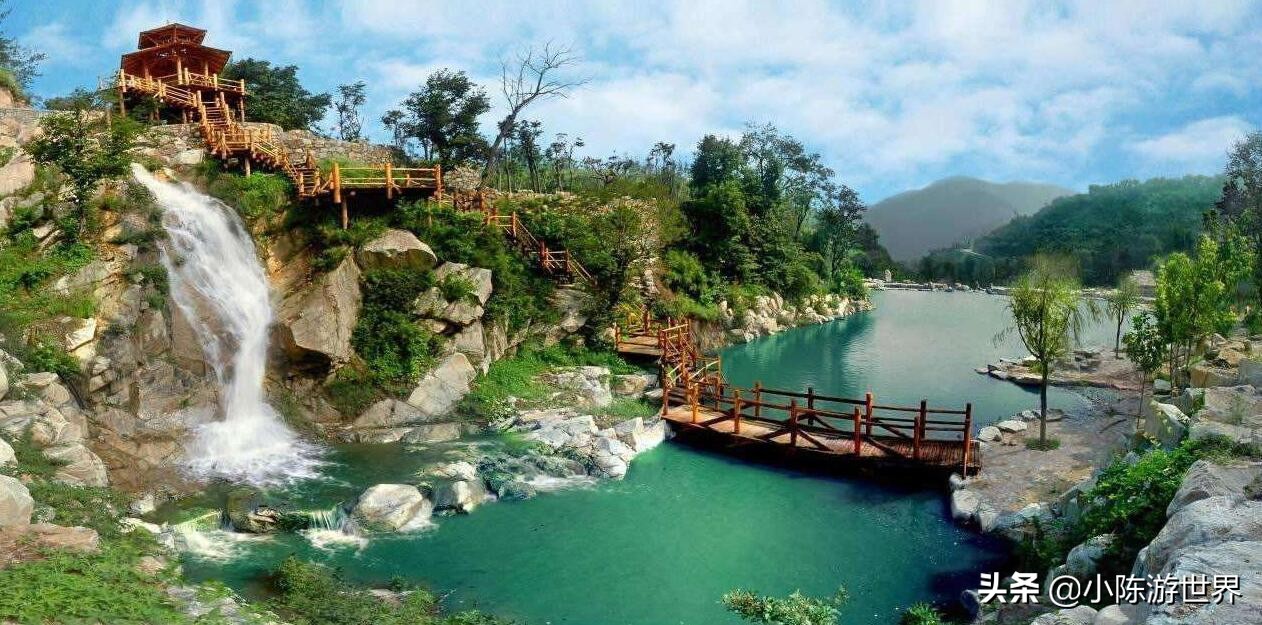 挖机大妈向趵突泉吐水,大妈向趵突泉吐水西安游客