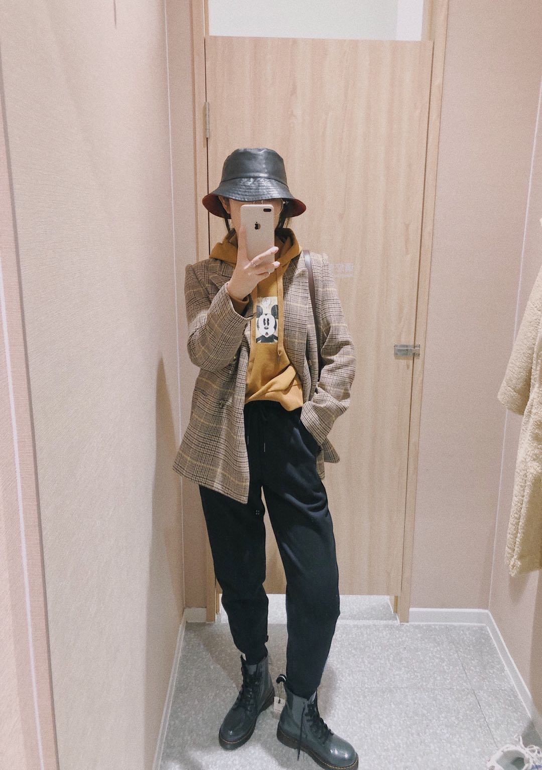 黄色马丁靴搭配长裤牛仔裤,黑色马丁靴配长裤好还是九分裤好