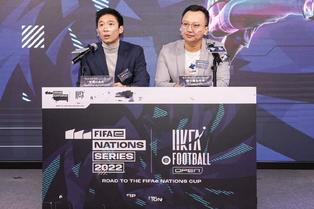 郭晶晶小叔子出席活动，穿蓝西装搭配小白鞋，被网友吐槽颜色不搭