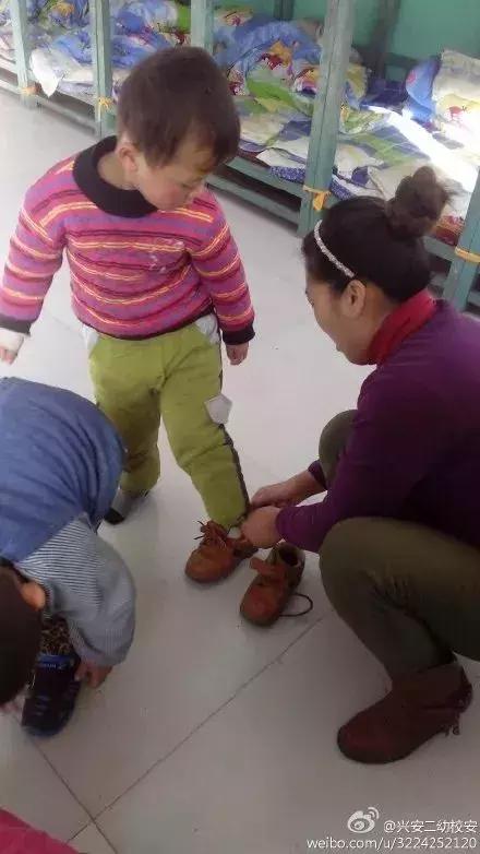 小朋友穿什么鞋子去幼儿园,孩子穿什么鞋子去幼儿园