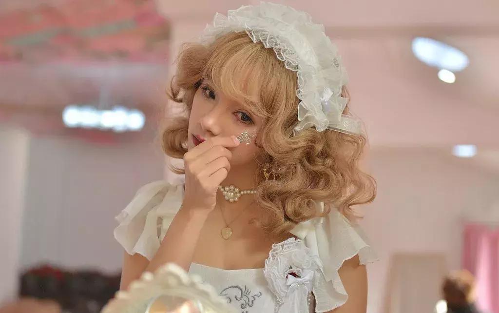 第一批00后女孩，已经不屑于穿AJ了