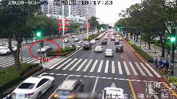 小男孩切东西不小心切到自己的手,儿子切水果时不小心割到手指