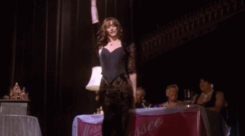 7年前惊艳世界的精灵王,如今在开拖拉机,“大王您养鸡都美”