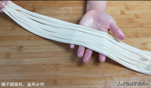 拉面如何做又好吃又劲道,家常版水拉面劲道爽滑不容易断