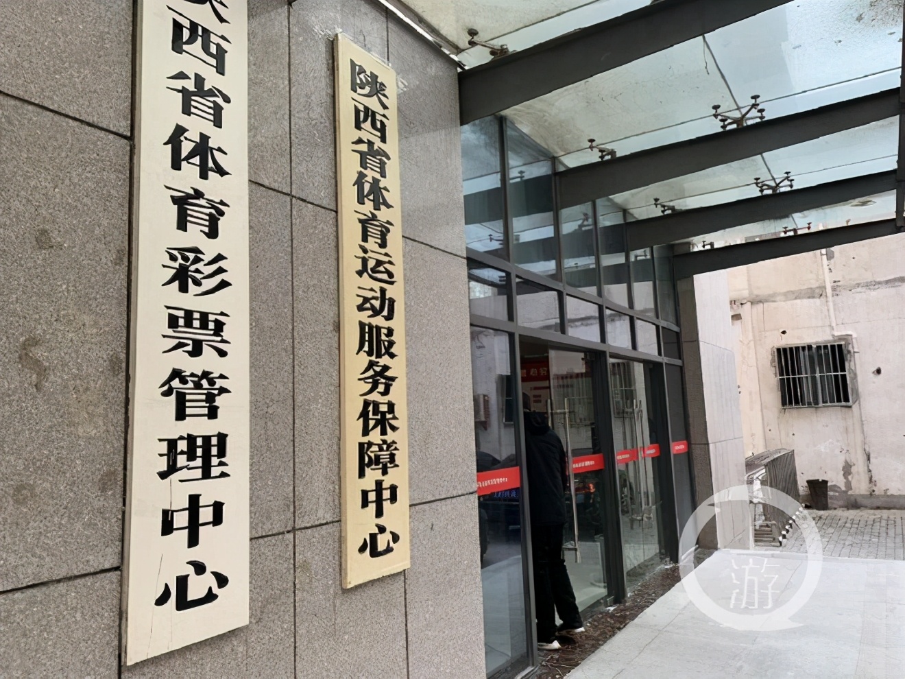 男子买彩票被骗9万警方抓捕,男子买彩票中1100万被告知搞错