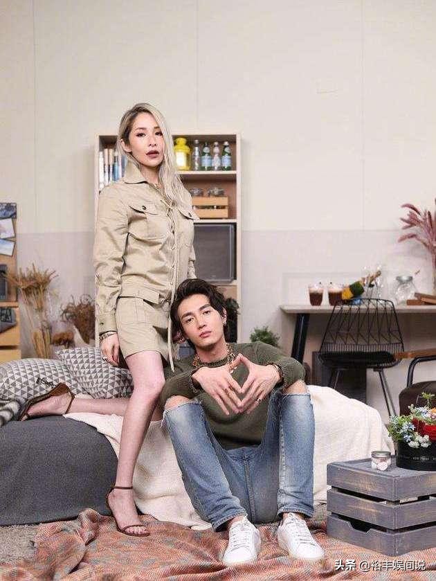 萧亚轩带病直播,萧亚轩摔倒视频