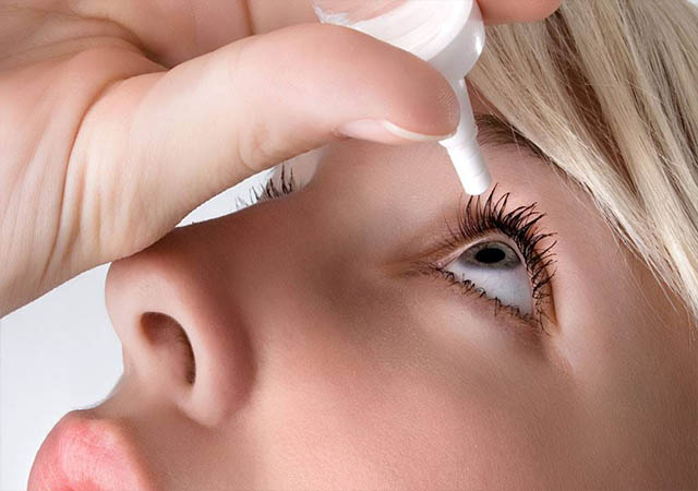 小姐姐脸上长了青春痘,小姐姐担心长斑长痘