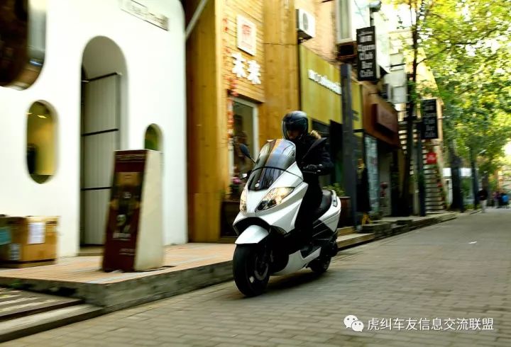 16年贝纳利银刃250现在值多少钱,贝纳利银刃250踏板摩托车跑偏