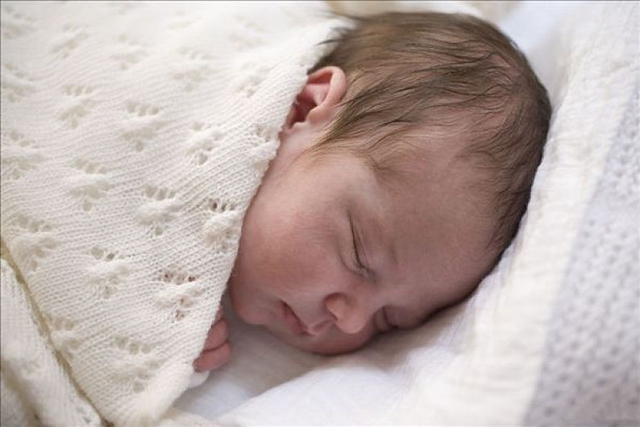 宝宝晚上老是哭闹睡不安稳怎么办,宝宝总是晚上不睡闹人怎么办