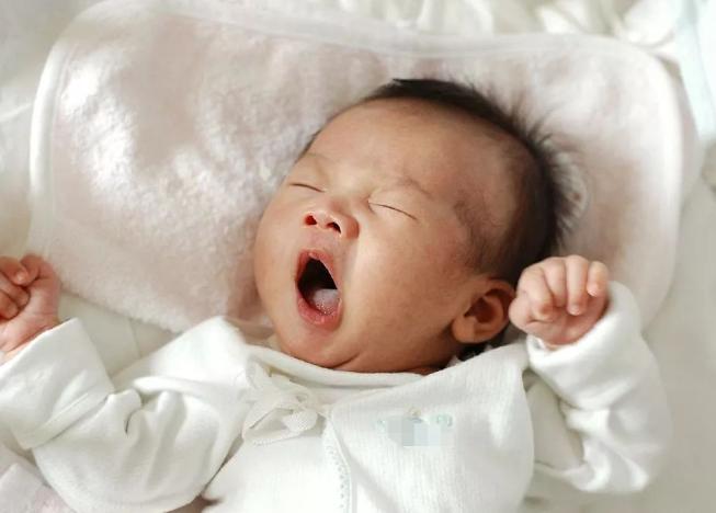 宝宝晚上睡觉突然无征兆的大哭,为什么宝宝睡觉偶尔会哭醒
