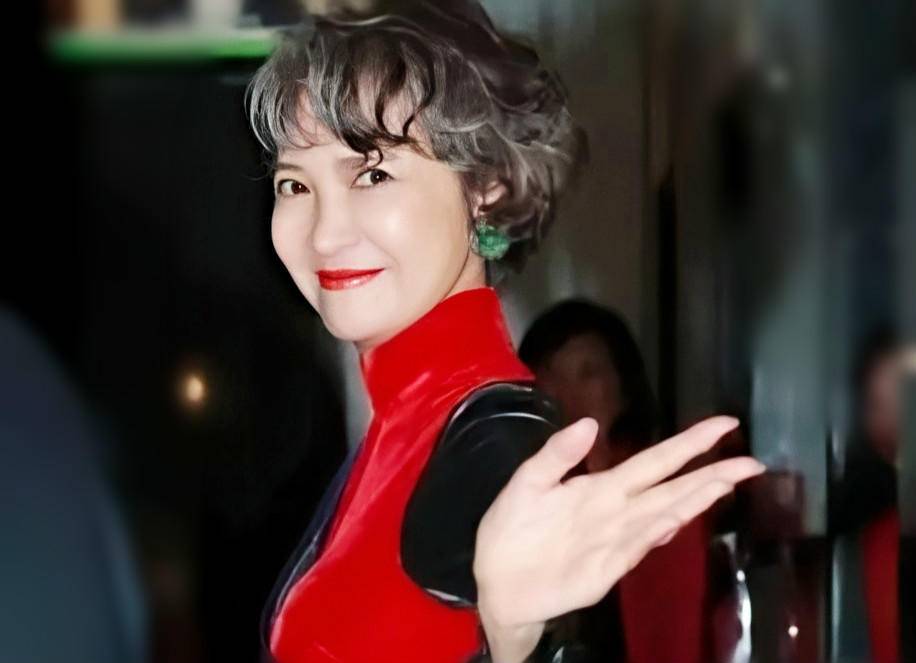 73岁影后萧芳芳：4段感情9种特长，周星驰李连杰都曾崇拜她