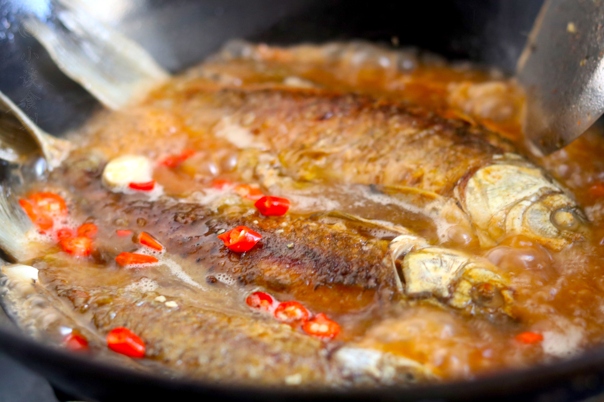 煎鲫鱼不粘不碎不破皮怎么办,煎鲫鱼不粘锅的技巧放盐