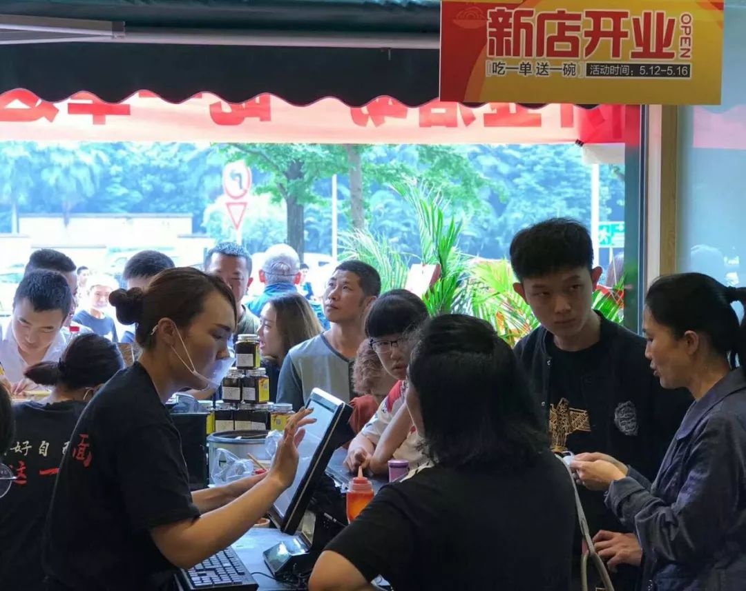 一个给重庆小面动手术的网红帅哥：我有一包治愈夫妻店痛点的药