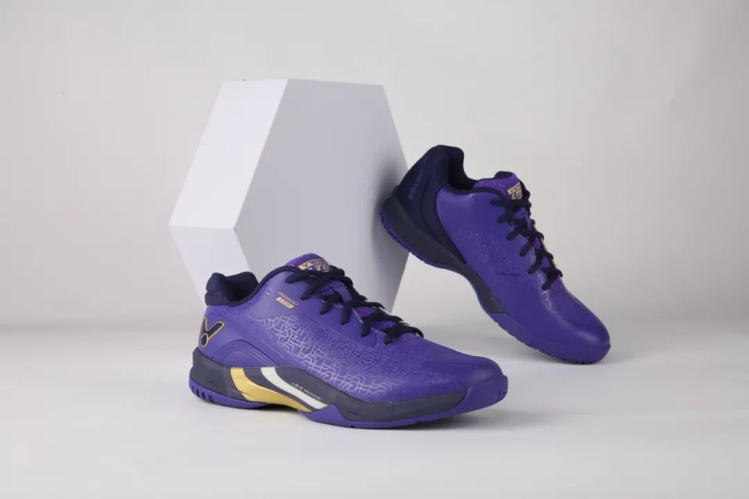 怎么挑选适合自己的羽毛球鞋,羽毛球鞋怎么选新手入门必看