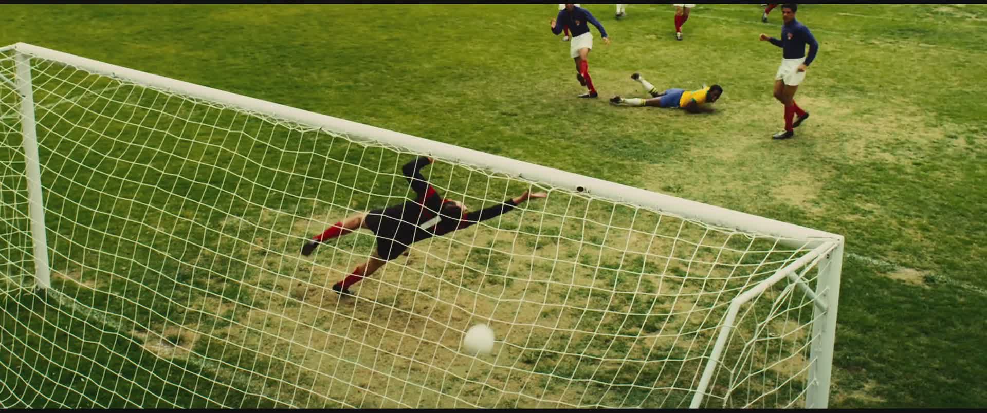 从贫民窟逆袭足球队,从贫民窟到足坛璀璨的巨星