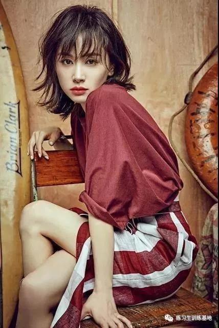 王子文踩小桌板的鞋,王子文穿鞋踩桌子视频