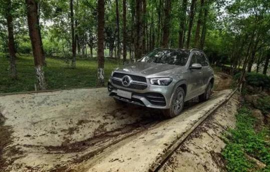 奔驰gle53amgcoupe试驾,奔驰gle450coupe2021款轿跑