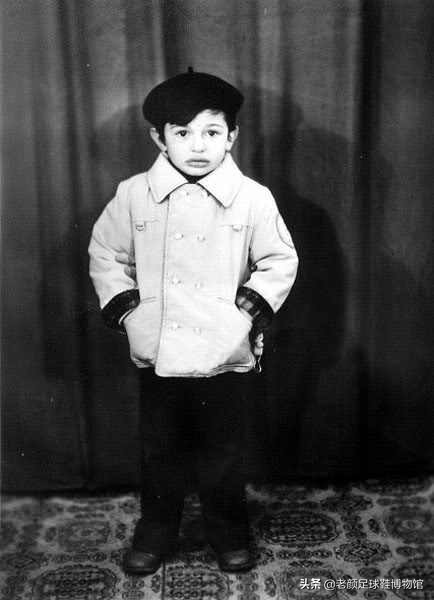 1600万欧的米兰左后卫，被伊布弄的身败名裂，退役半年当选副总理