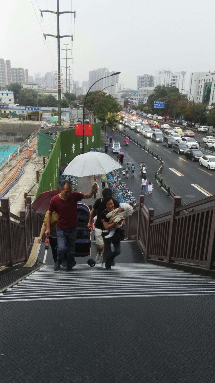 庆国庆出门扫街拍照，专门拍摄娃娃照片，展示洛阳休闲生活